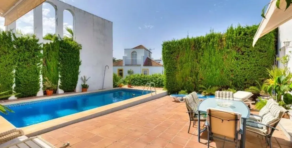 Продажа  отдельно стоящей виллы в Nueva Andalucía 18