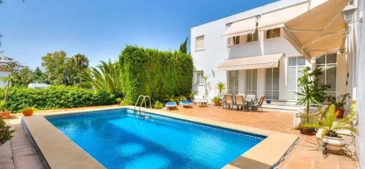 Продажа  отдельно стоящей виллы в Nueva Andalucía 0
