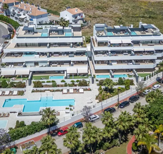 Sale of middle floor apartment in Estepona
