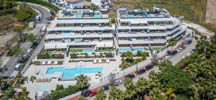 Sale of middle floor apartment in Estepona 0