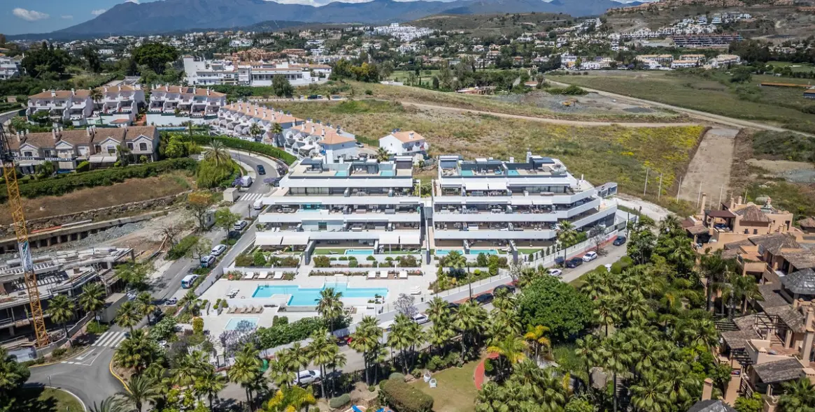Sale of middle floor apartment in Estepona 2