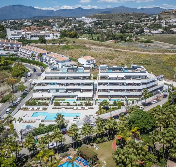 Sale of middle floor apartment in Estepona