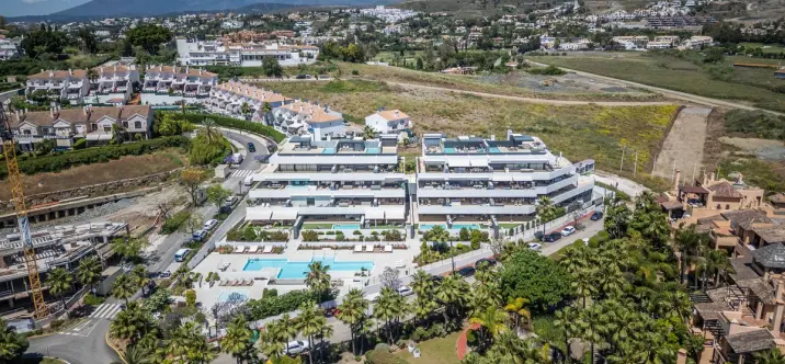 Sale of middle floor apartment in Estepona 1
