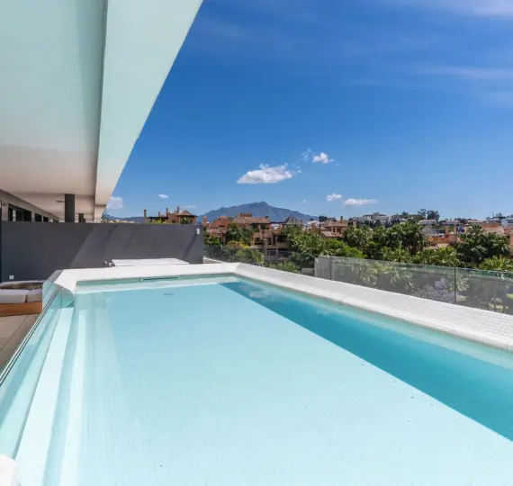 Sale of middle floor apartment in Estepona