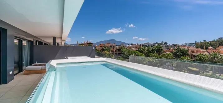 Sale of middle floor apartment in Estepona 2