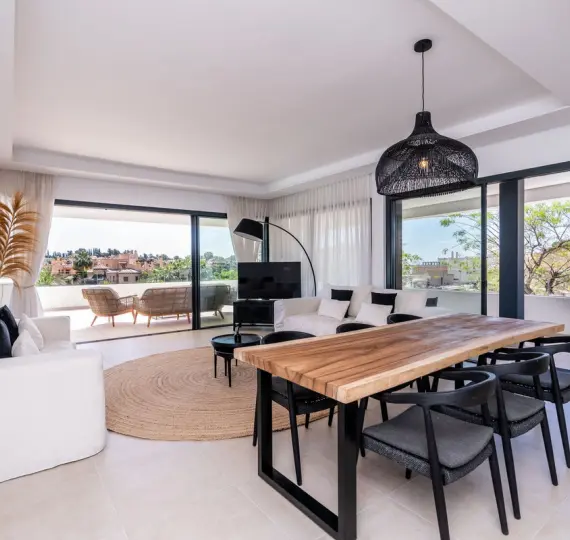 Sale of middle floor apartment in Estepona