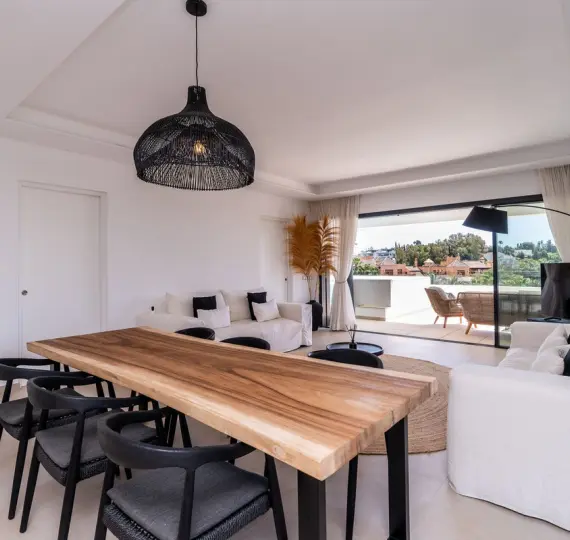 Sale of middle floor apartment in Estepona