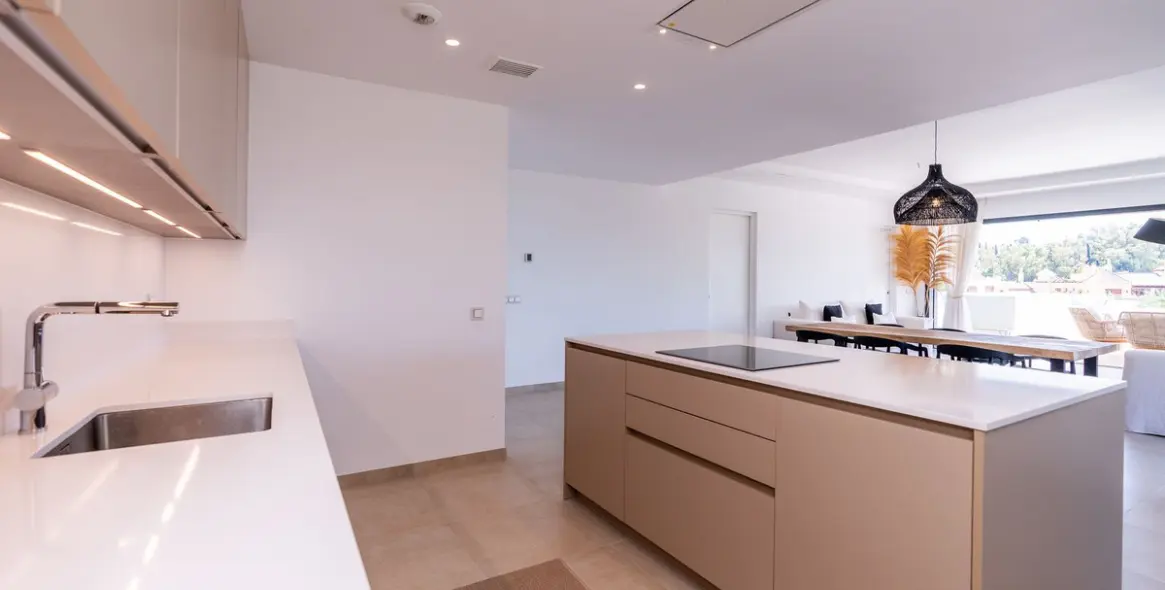 Sale of middle floor apartment in Estepona 10