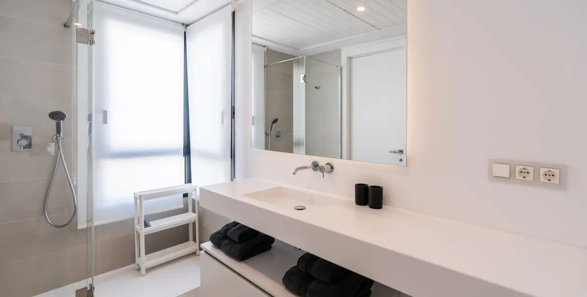 Sale of middle floor apartment in Estepona 12