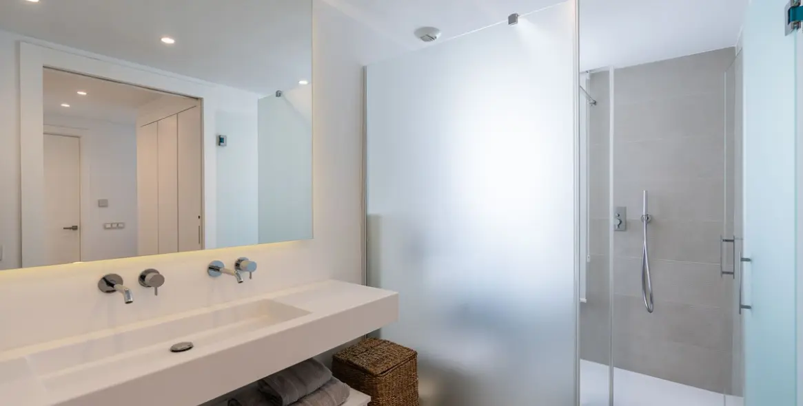 Sale of middle floor apartment in Estepona 13