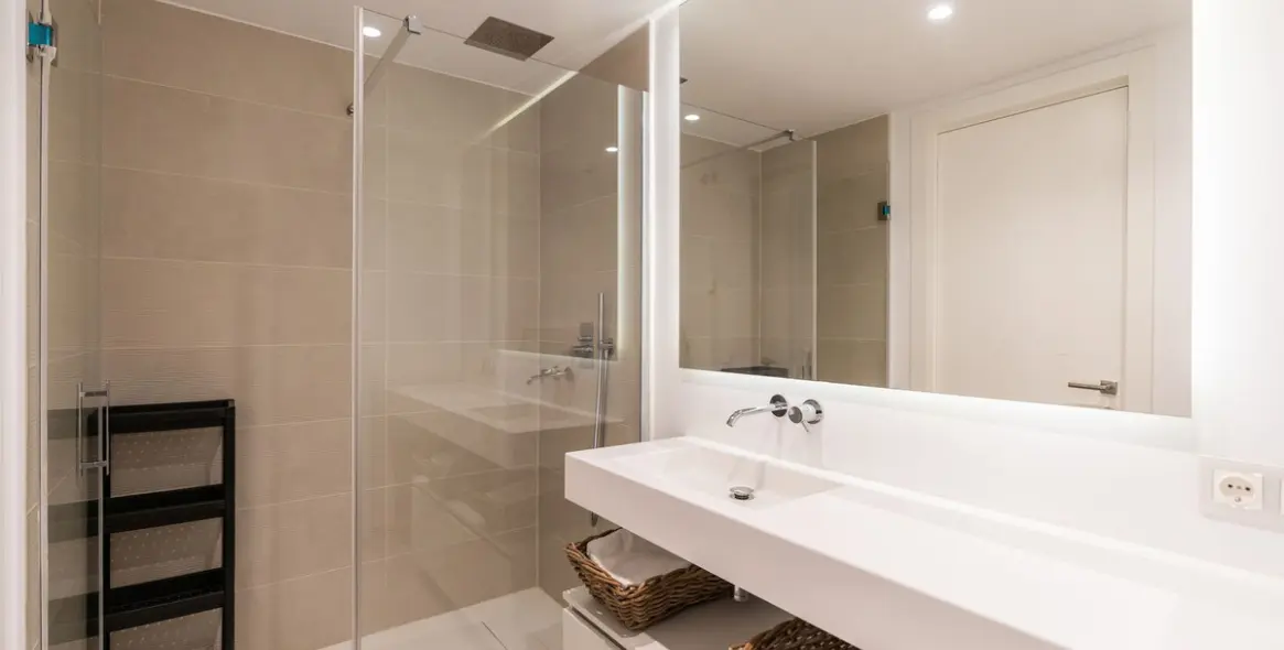 Sale of middle floor apartment in Estepona 15