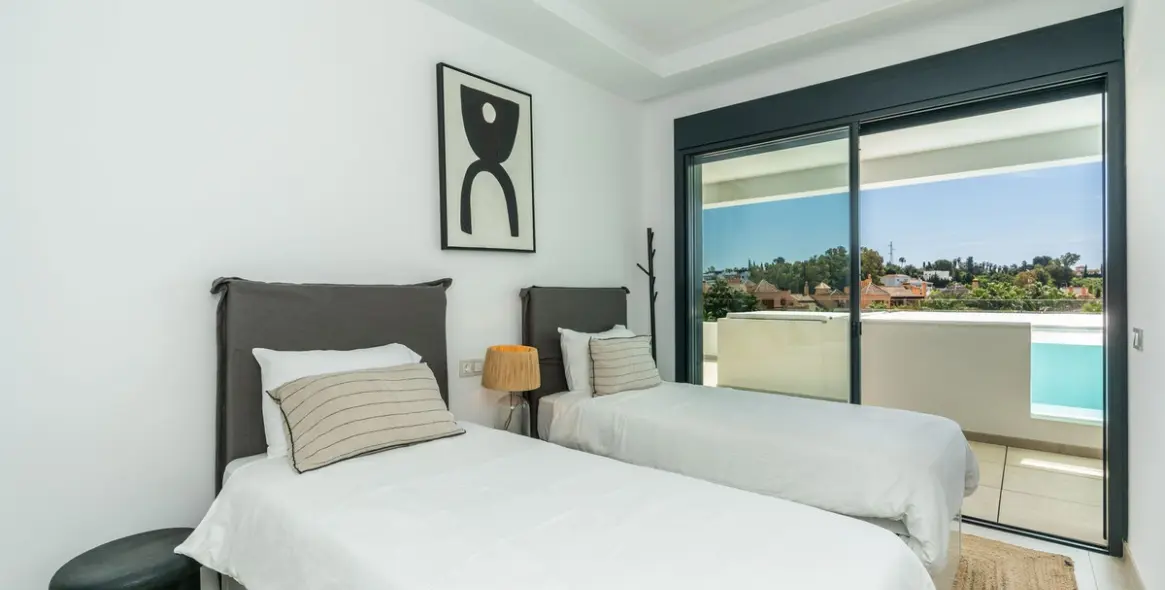 Sale of middle floor apartment in Estepona 18