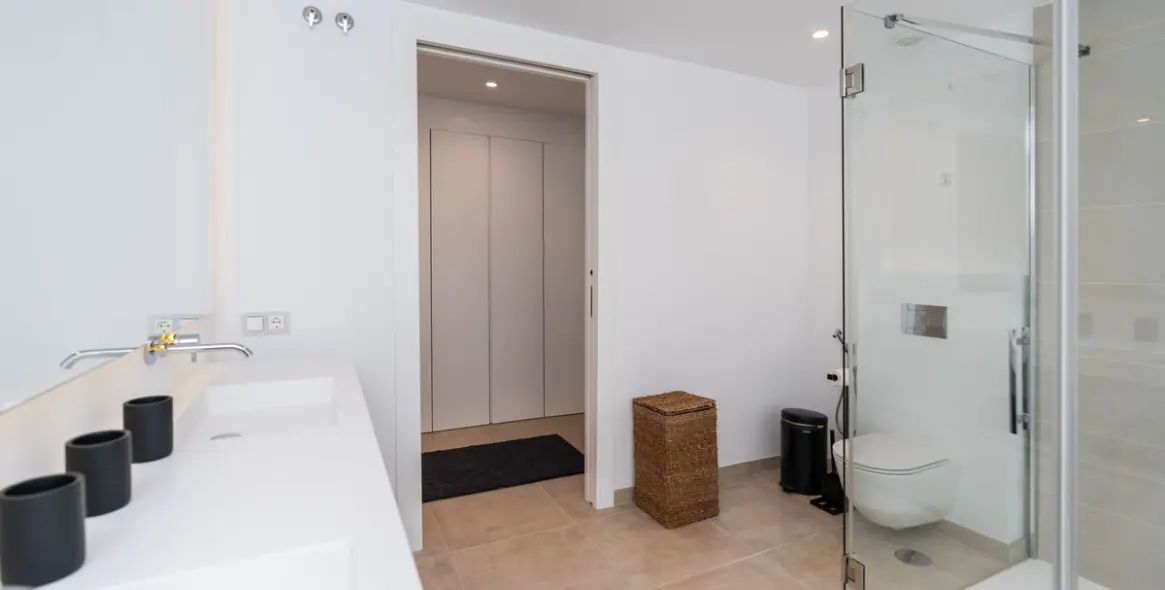 Sale of middle floor apartment in Estepona 20