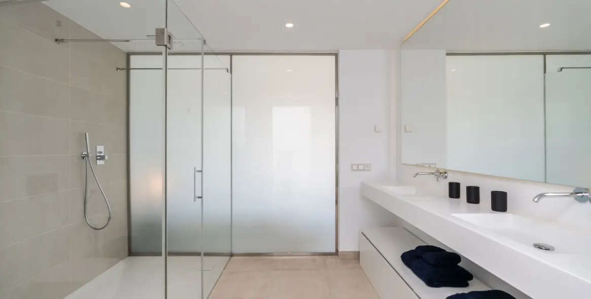 Sale of middle floor apartment in Estepona 21