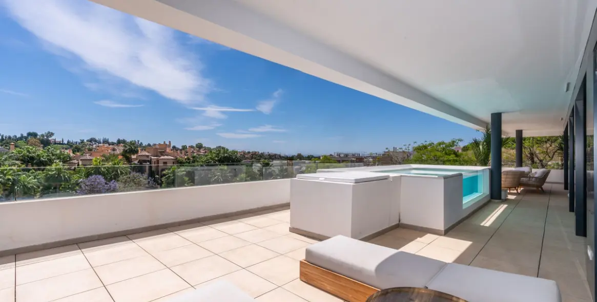 Sale of middle floor apartment in Estepona 25