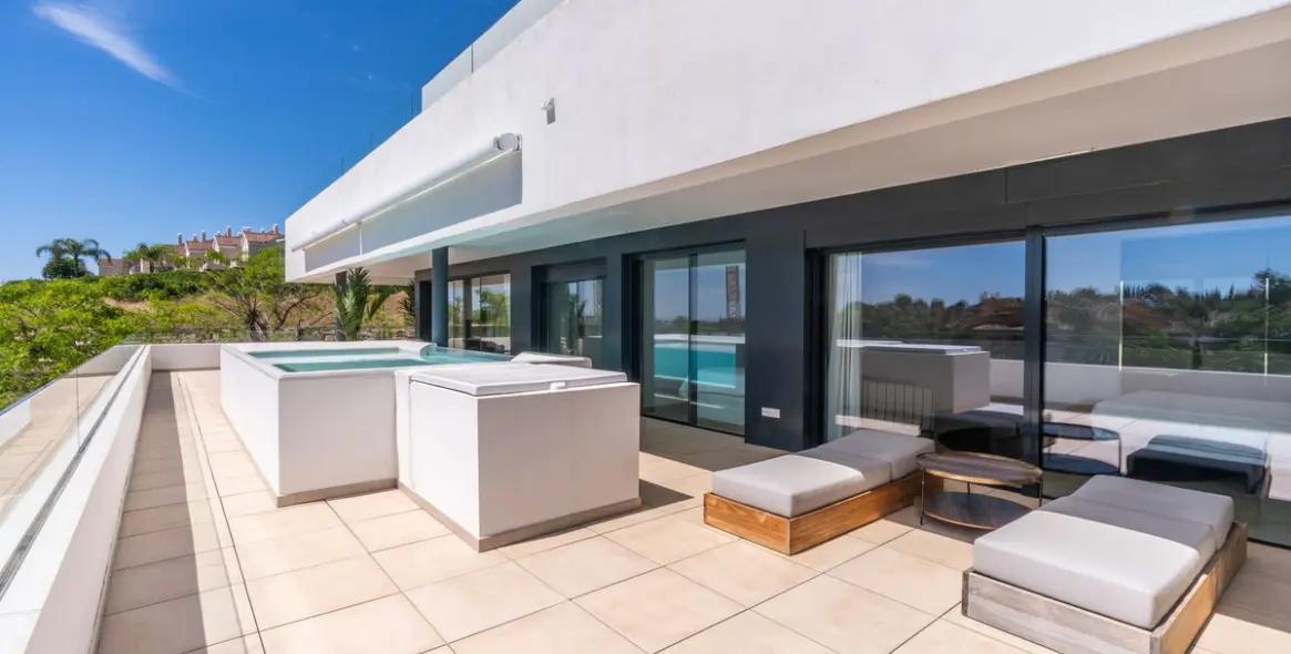 Sale of middle floor apartment in Estepona 26