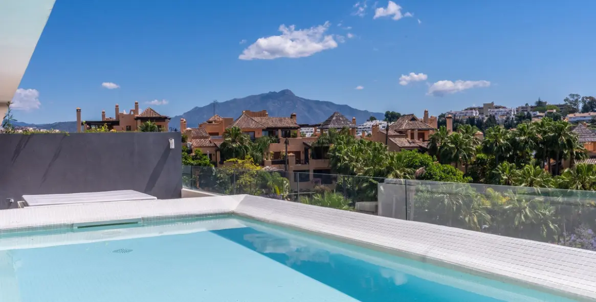 Sale of middle floor apartment in Estepona 28
