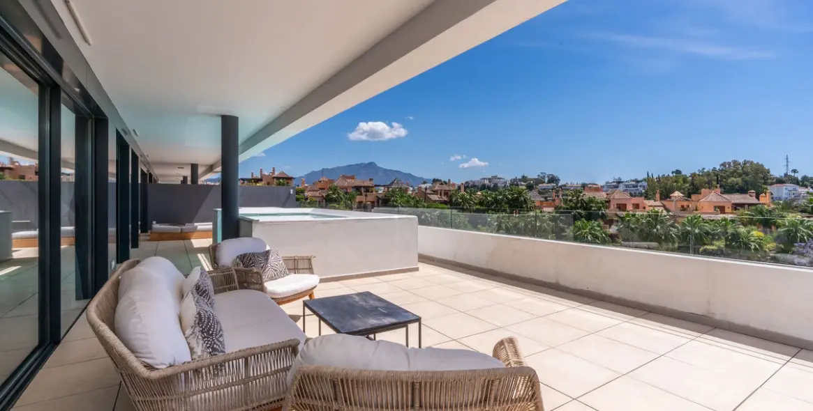 Sale of middle floor apartment in Estepona 30