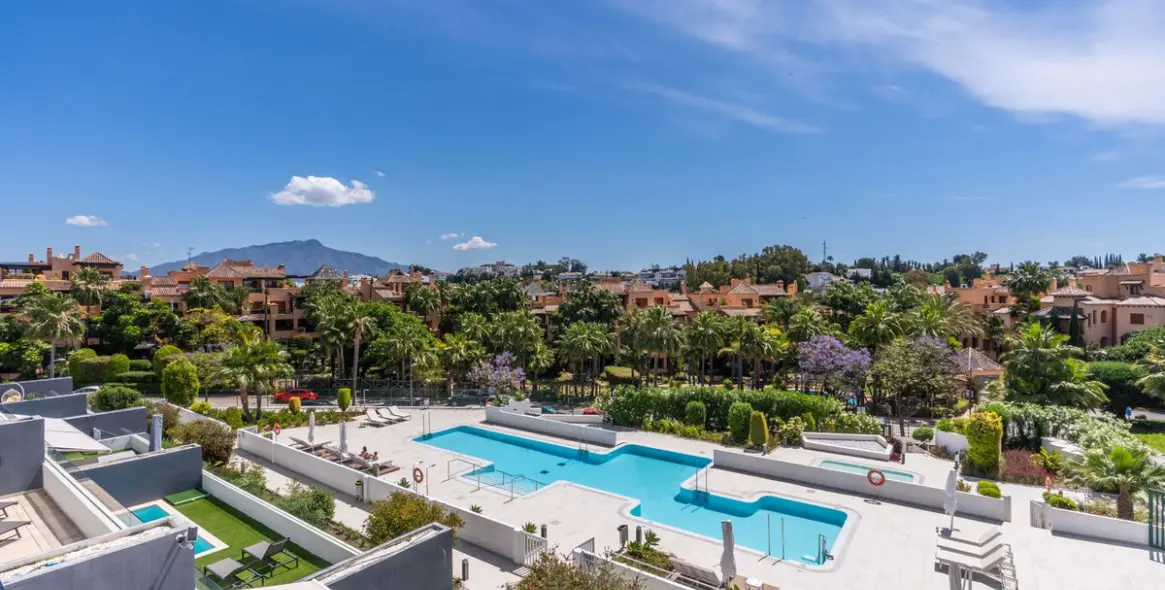 Sale of middle floor apartment in Estepona 31