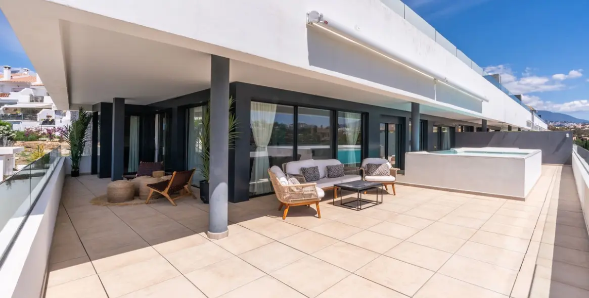Sale of middle floor apartment in Estepona 33