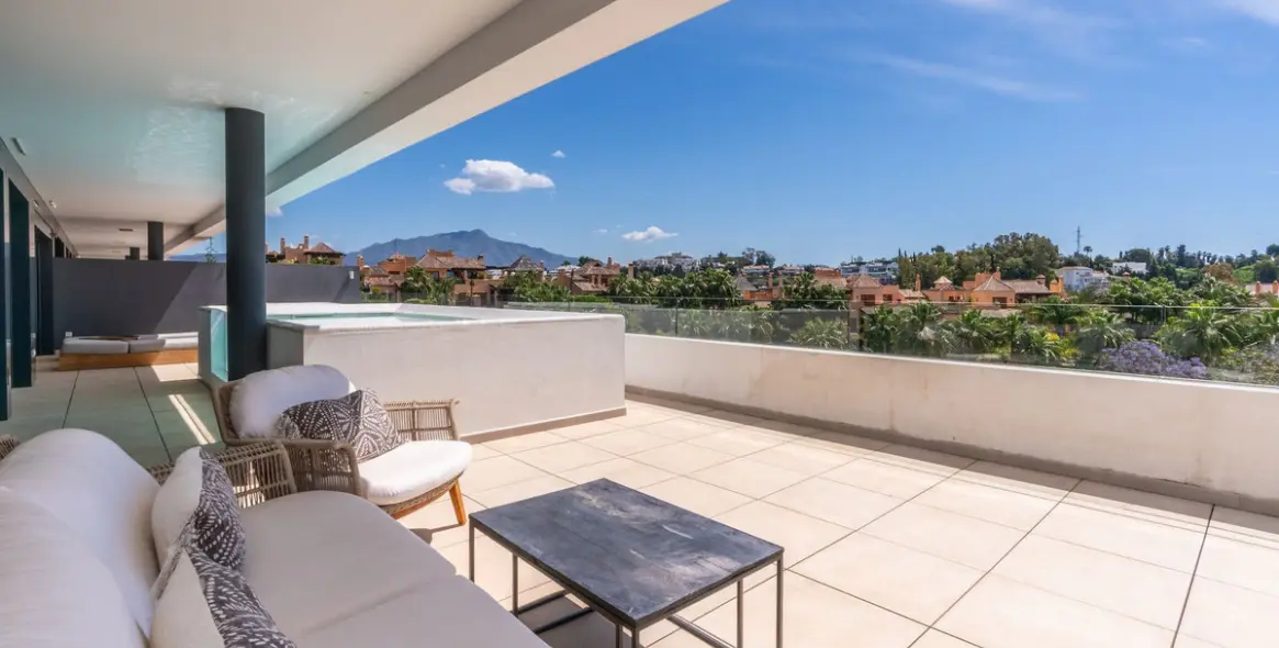 Sale of middle floor apartment in Estepona 35