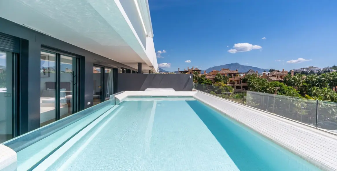 Sale of middle floor apartment in Estepona 36