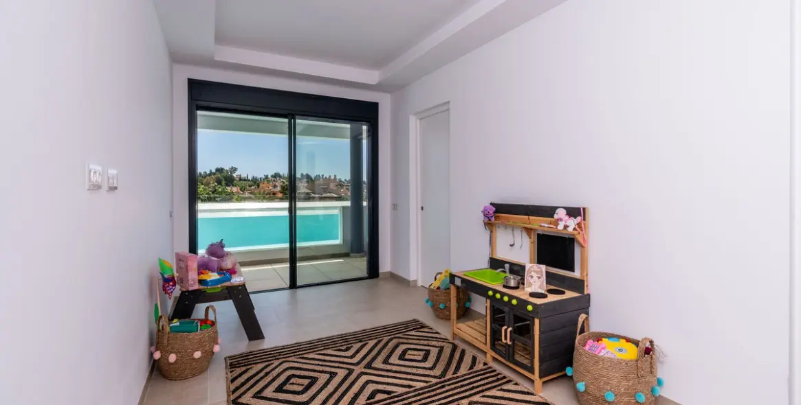Sale of middle floor apartment in Estepona 37