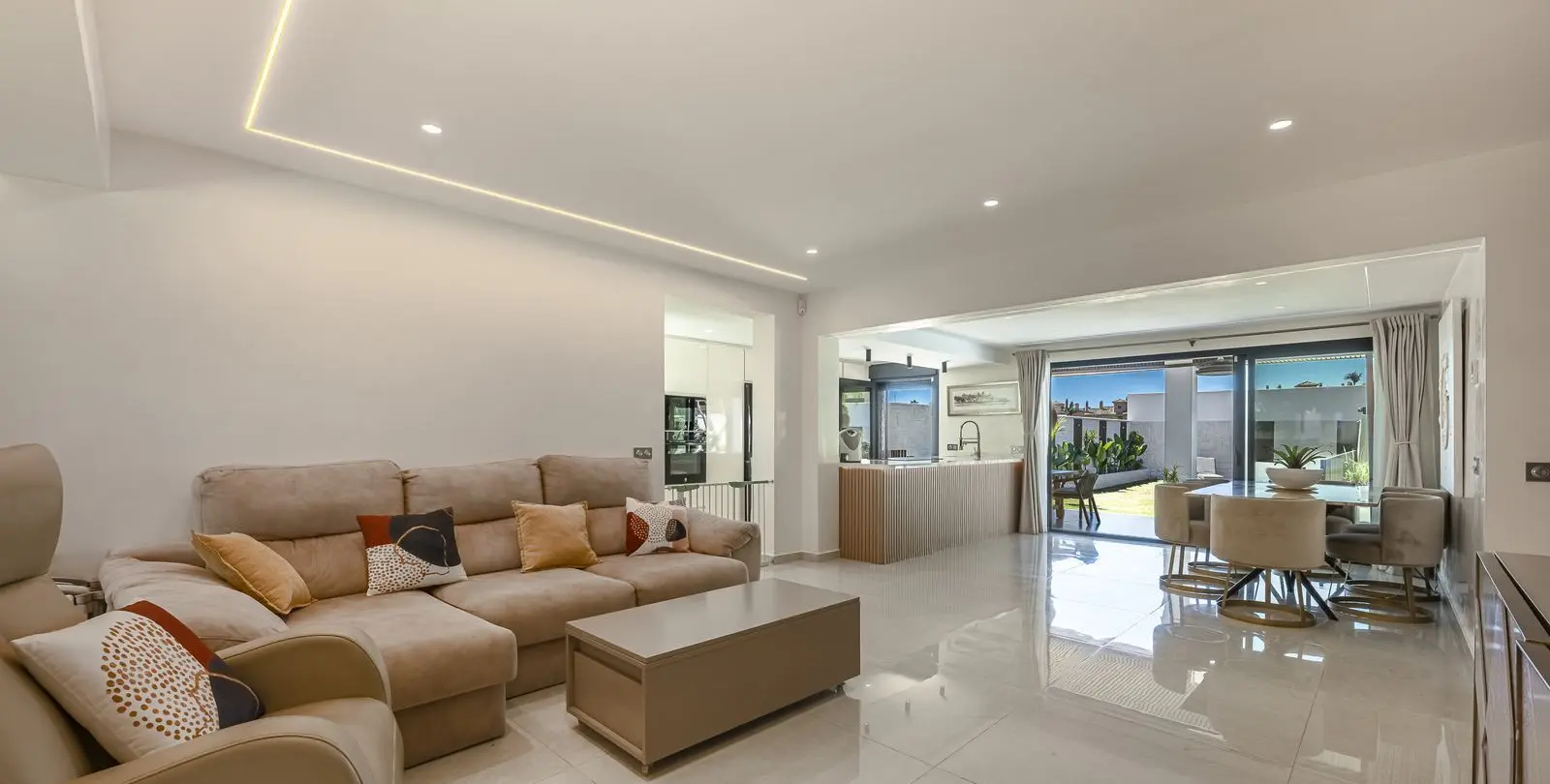Venta de villa independiente en New Golden Mile 10