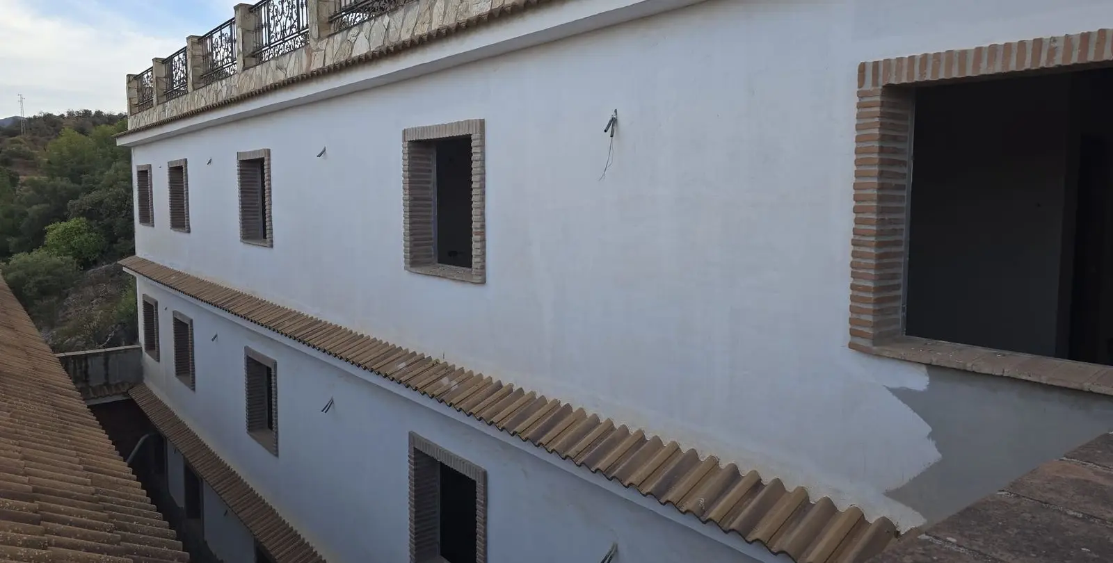 Sale of hotel in Guaro 3