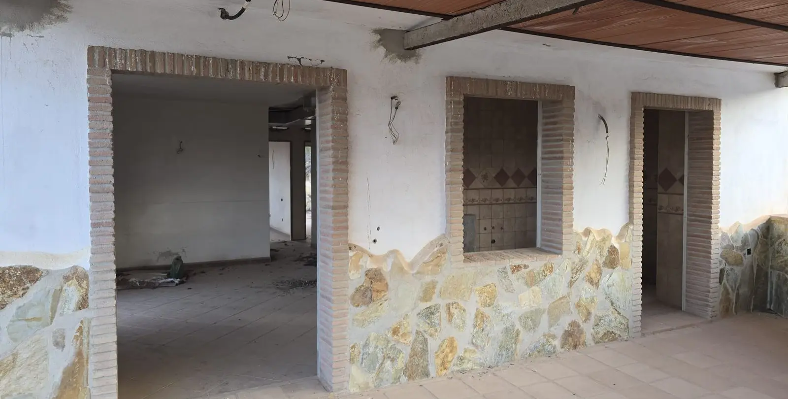 Sale of hotel in Guaro 4