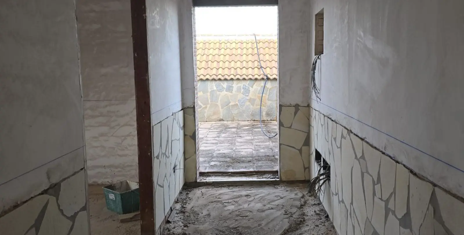 Sale of hotel in Guaro 5