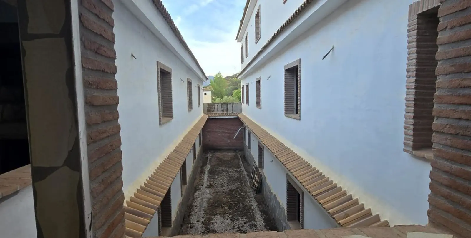 Sale of hotel in Guaro 9