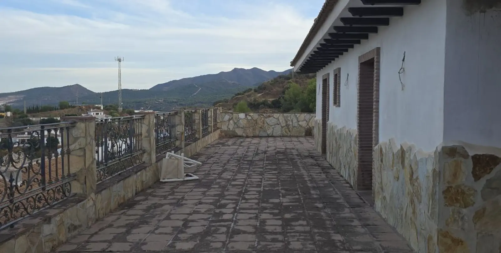 Sale of hotel in Guaro 10