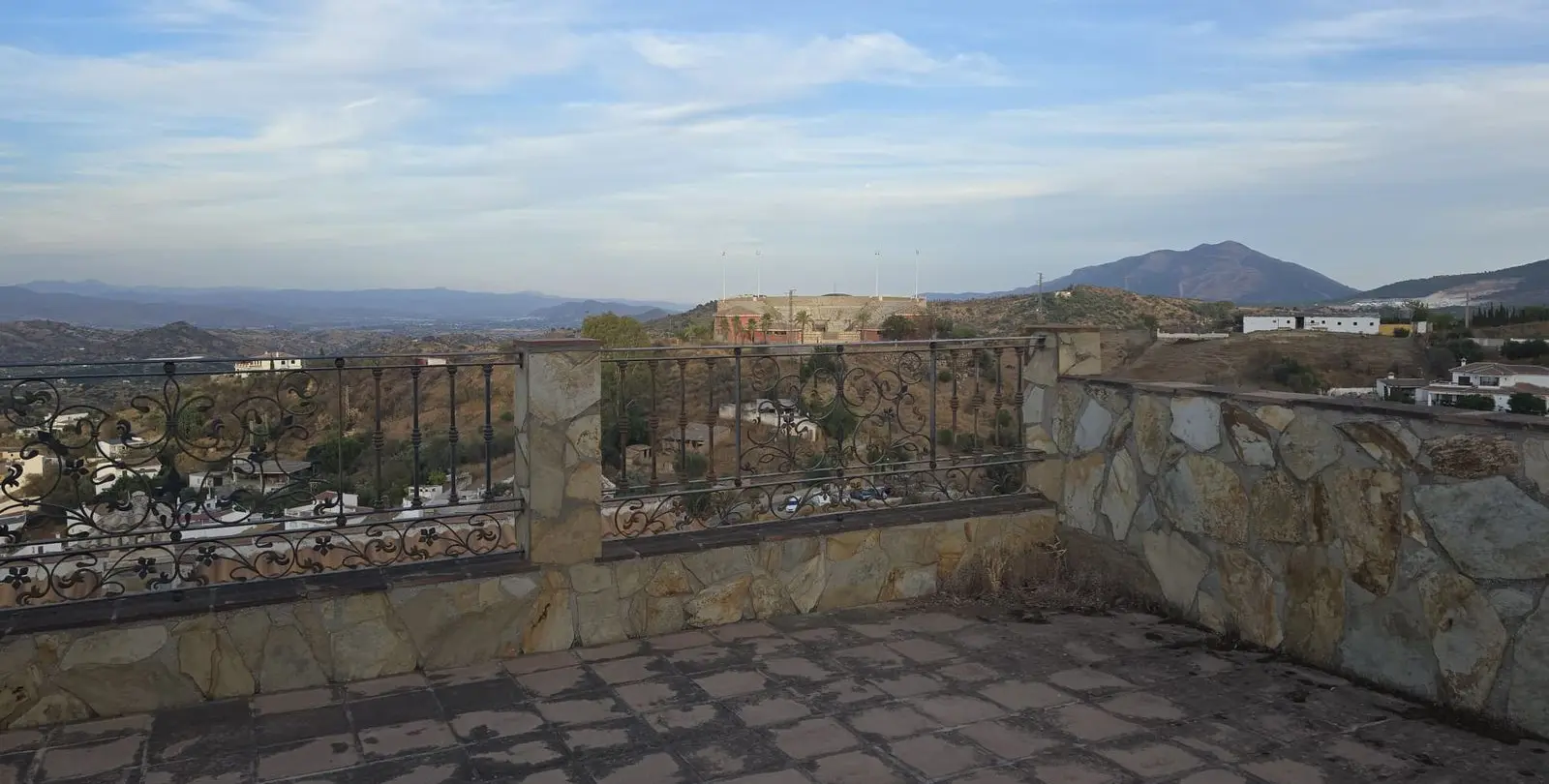 Sale of hotel in Guaro 11