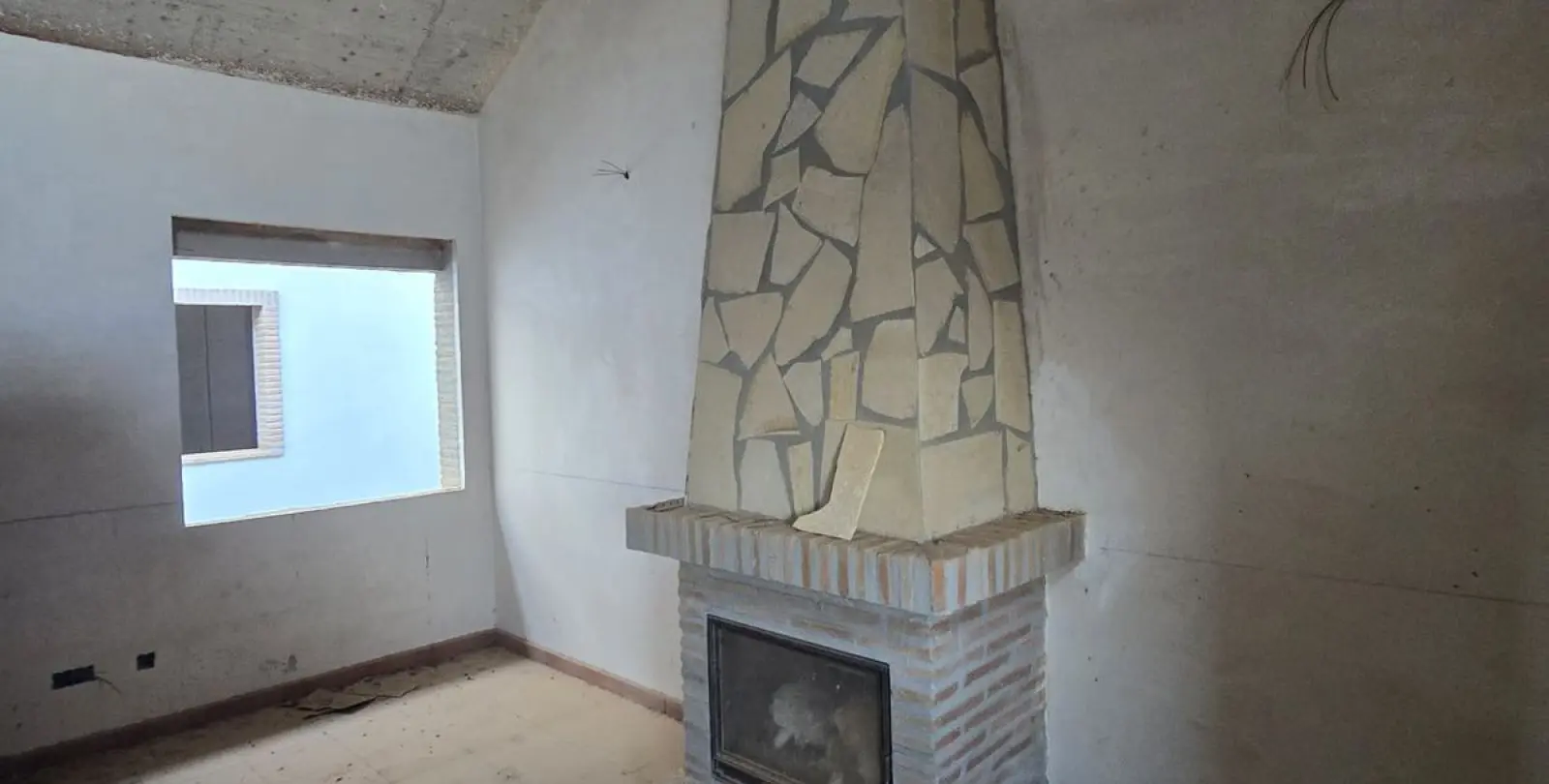 Sale of hotel in Guaro 12