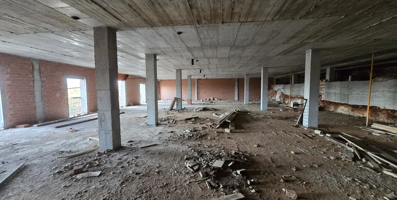Sale of hotel in Guaro 18