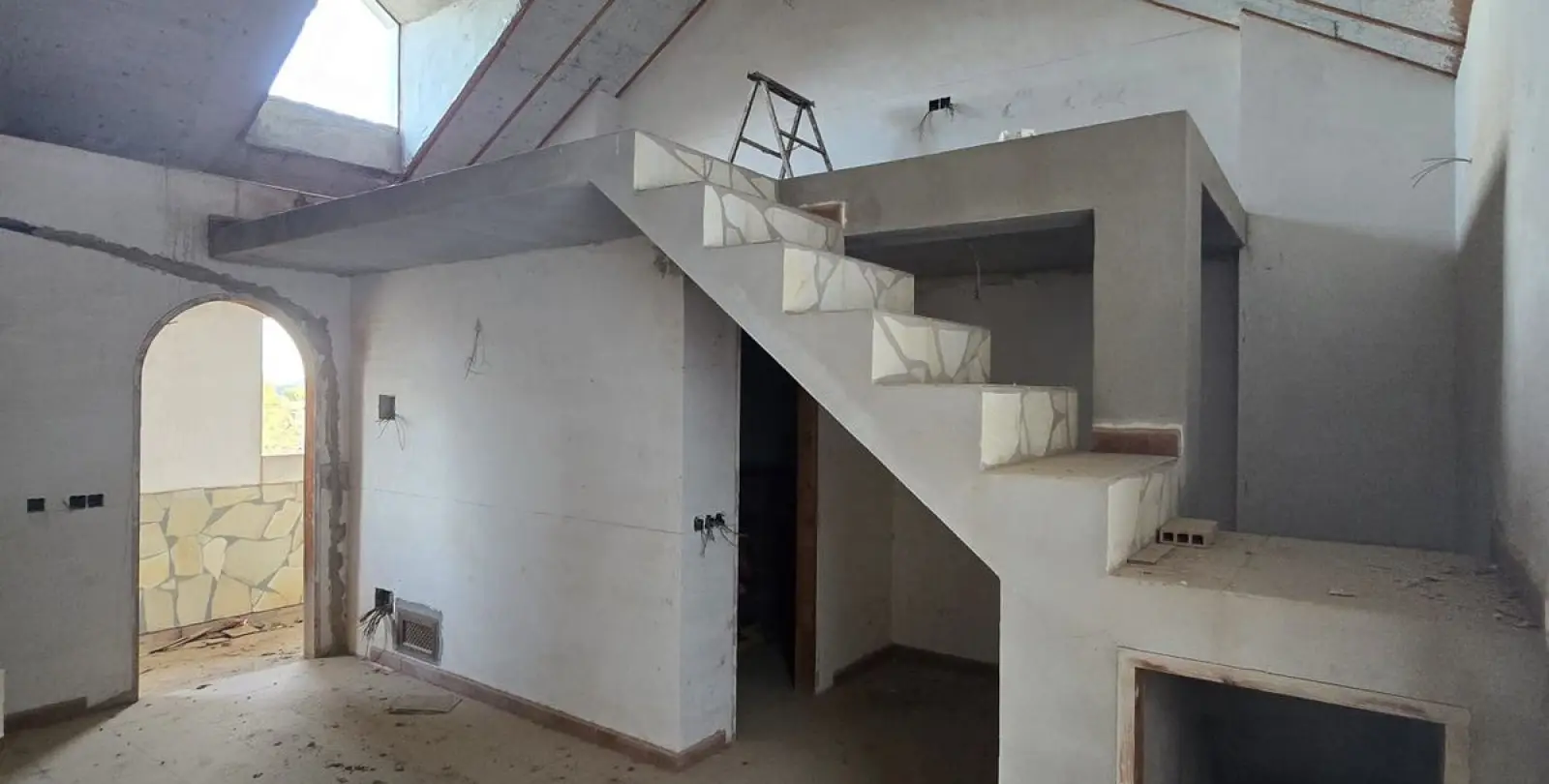 Sale of hotel in Guaro 22