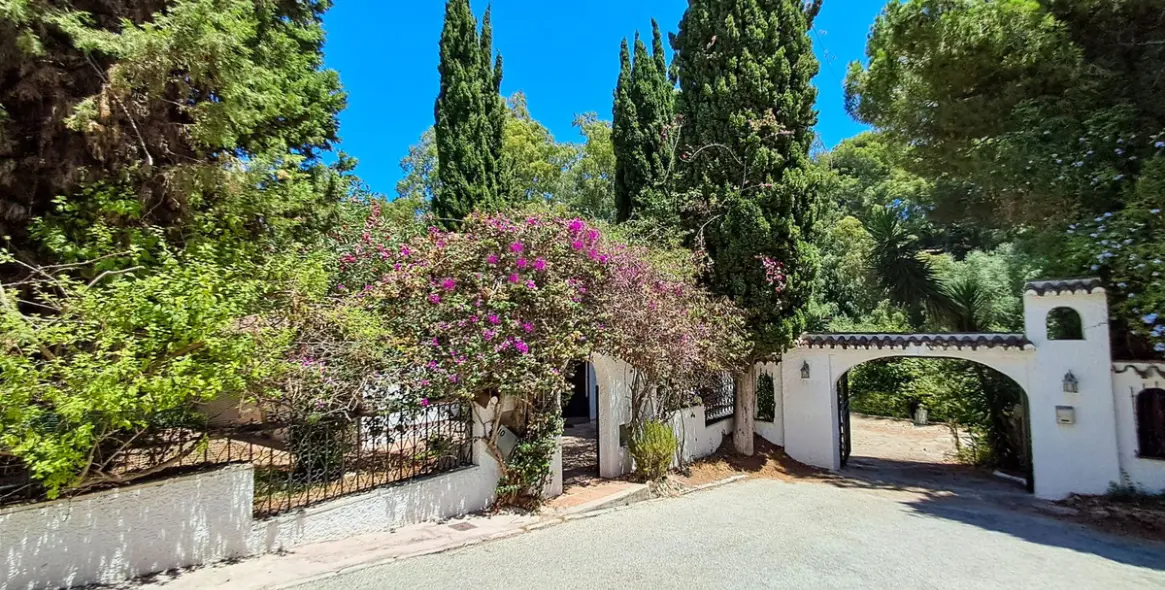 Продажа  отдельно стоящей виллы в Calahonda 2