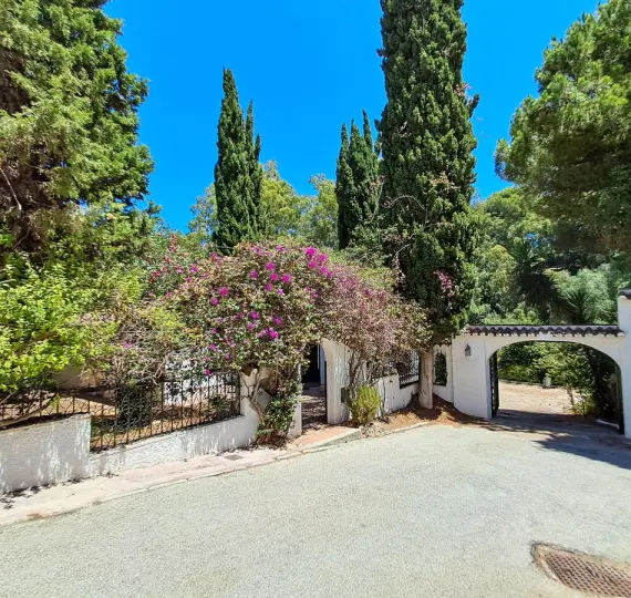 Продажа  отдельно стоящей виллы в Calahonda