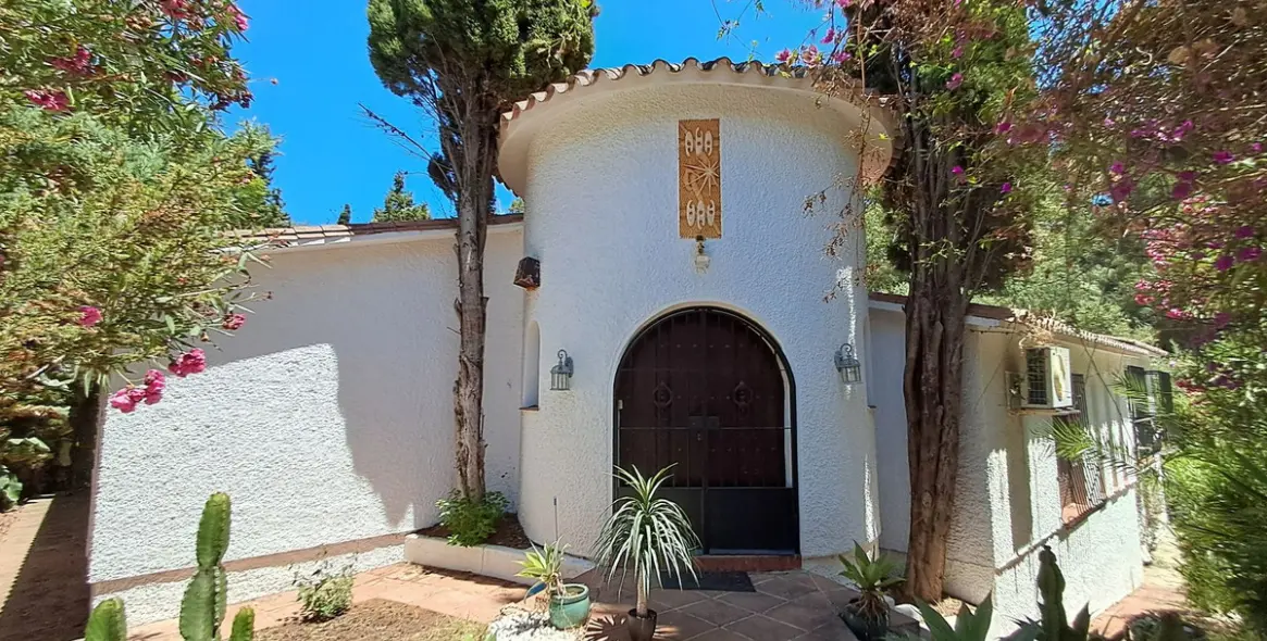 Продажа  отдельно стоящей виллы в Calahonda 3