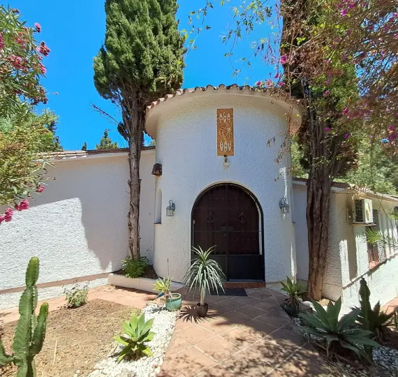 Продажа  отдельно стоящей виллы в Calahonda