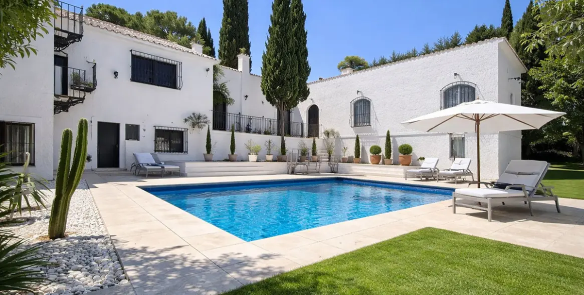 Sale of detached villa in Calahonda 1