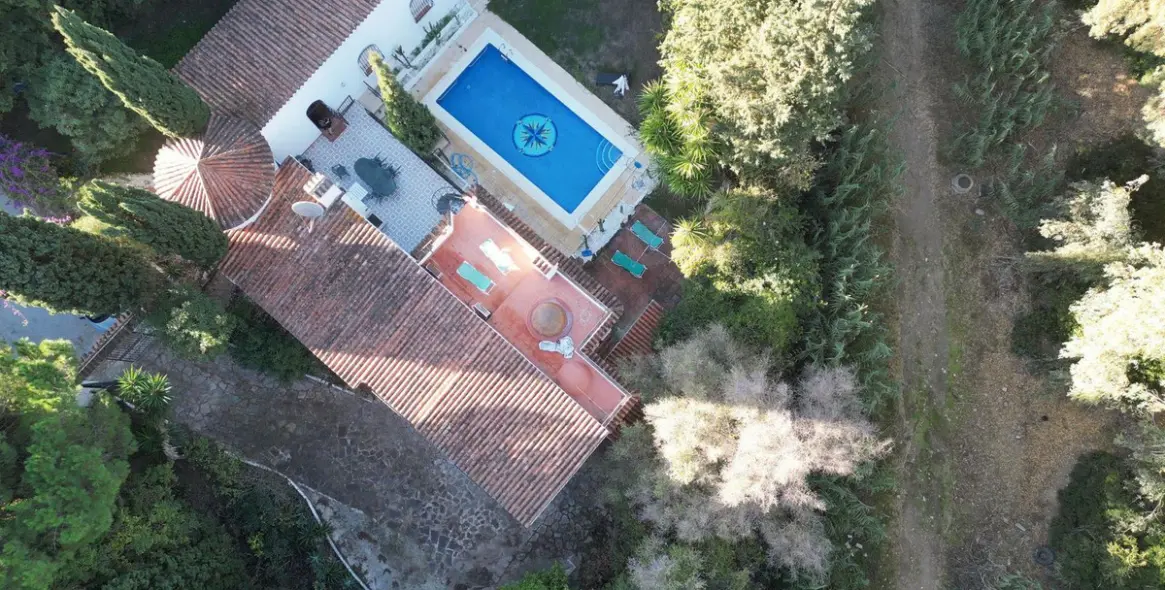 Sale of detached villa in Calahonda 2