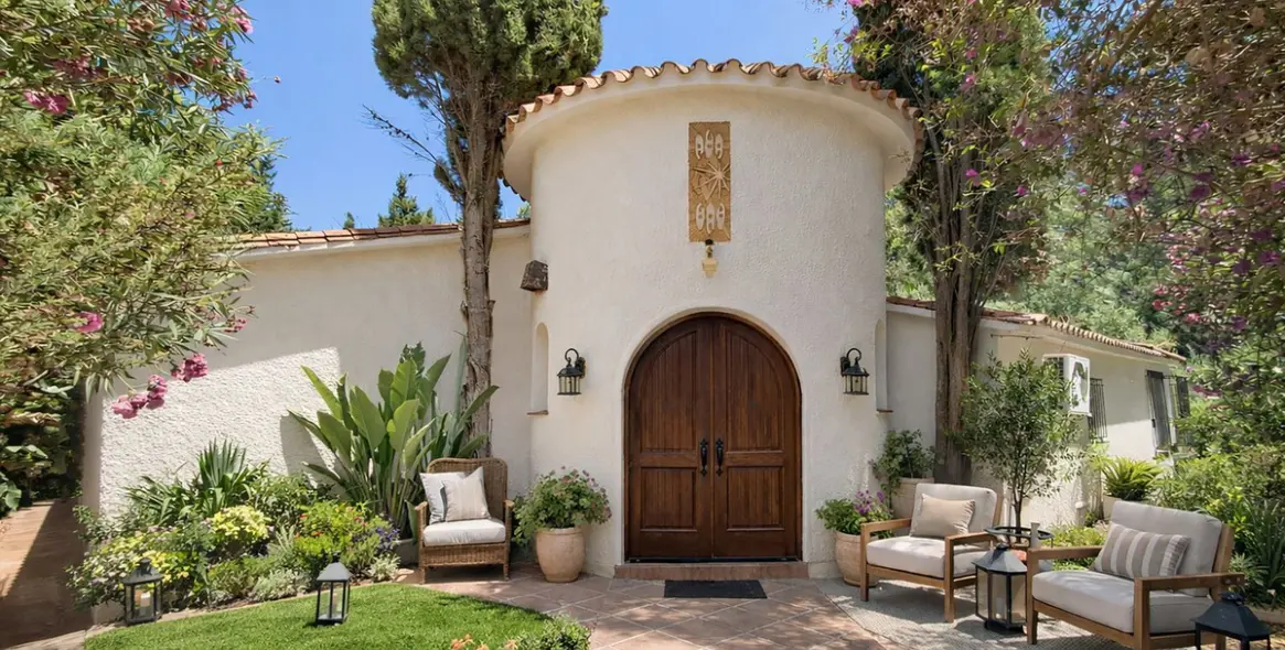 Sale of detached villa in Calahonda 10