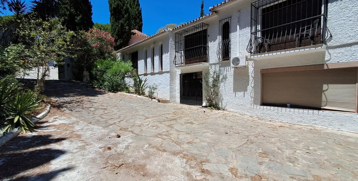 Sale of detached villa in Calahonda 11