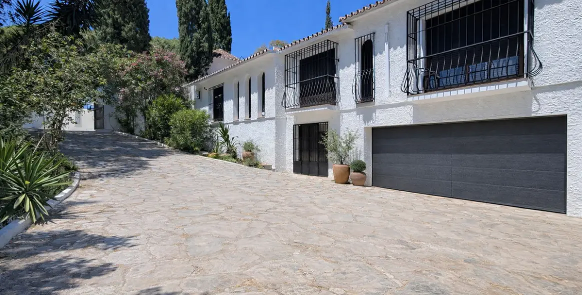 Sale of detached villa in Calahonda 12