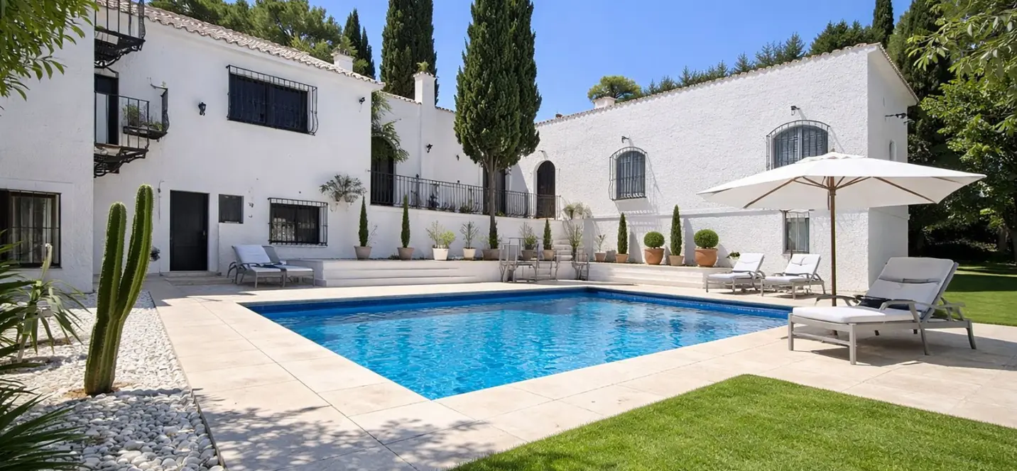Sale of detached villa in Calahonda 0