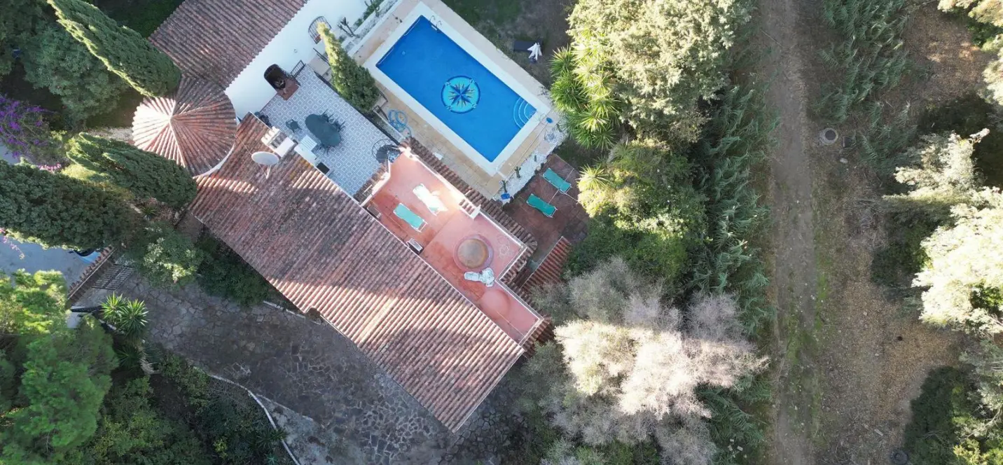 Sale of detached villa in Calahonda 1