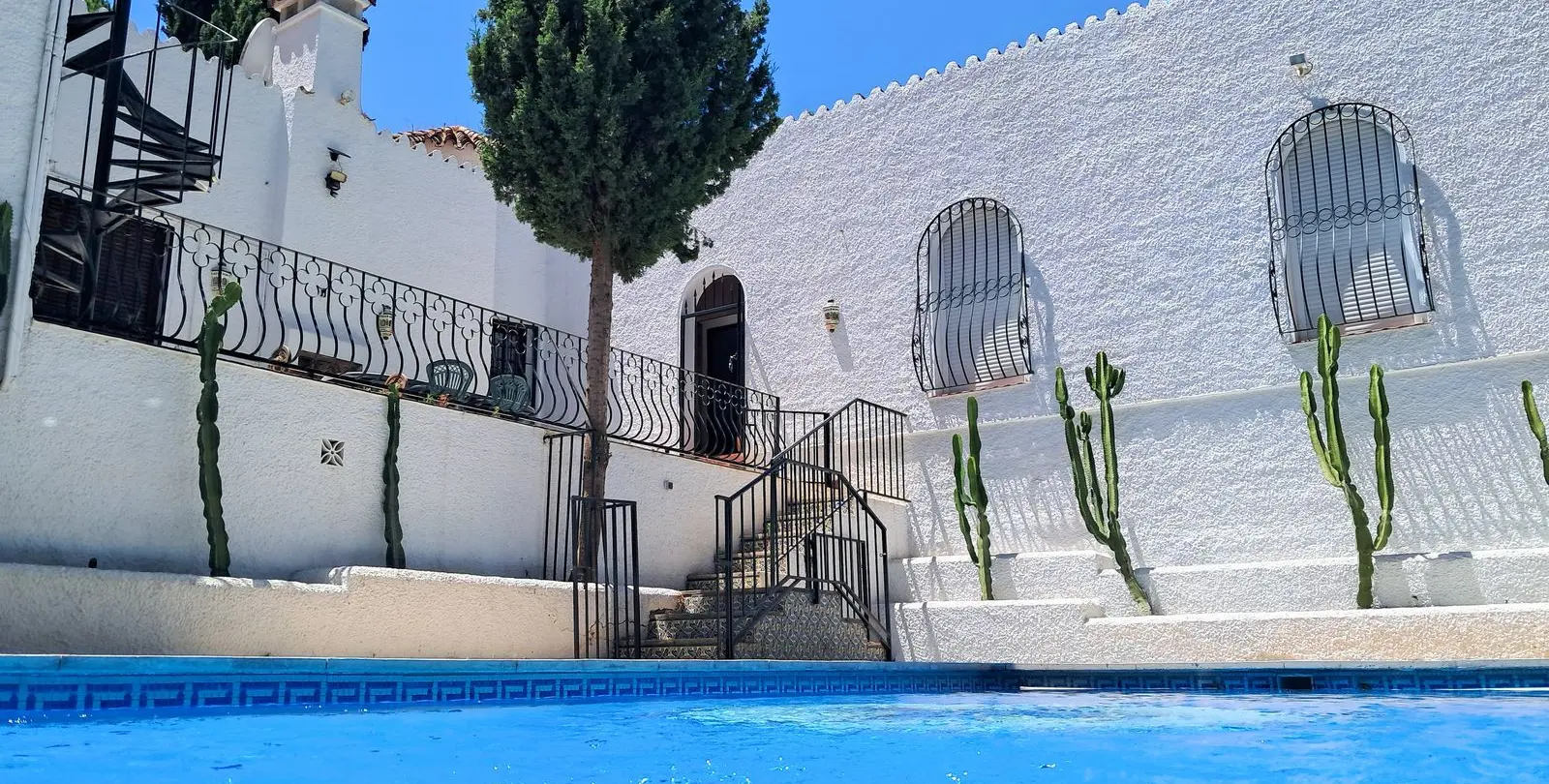 Sale of detached villa in Calahonda 50