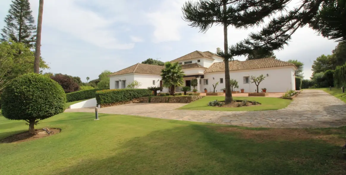 Продажа  отдельно стоящей виллы в Sotogrande Alto 12